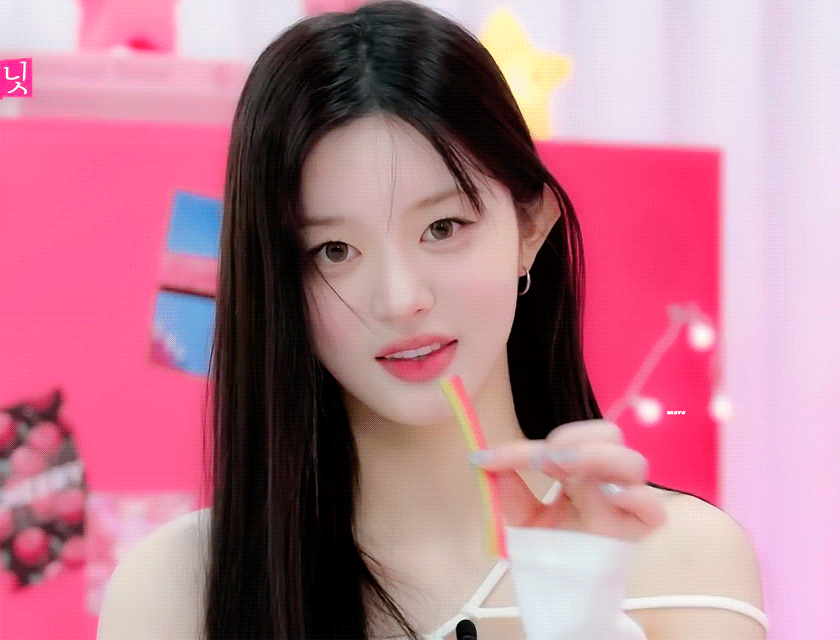 Behind-the-scenes cut of Minju (ILLIT)