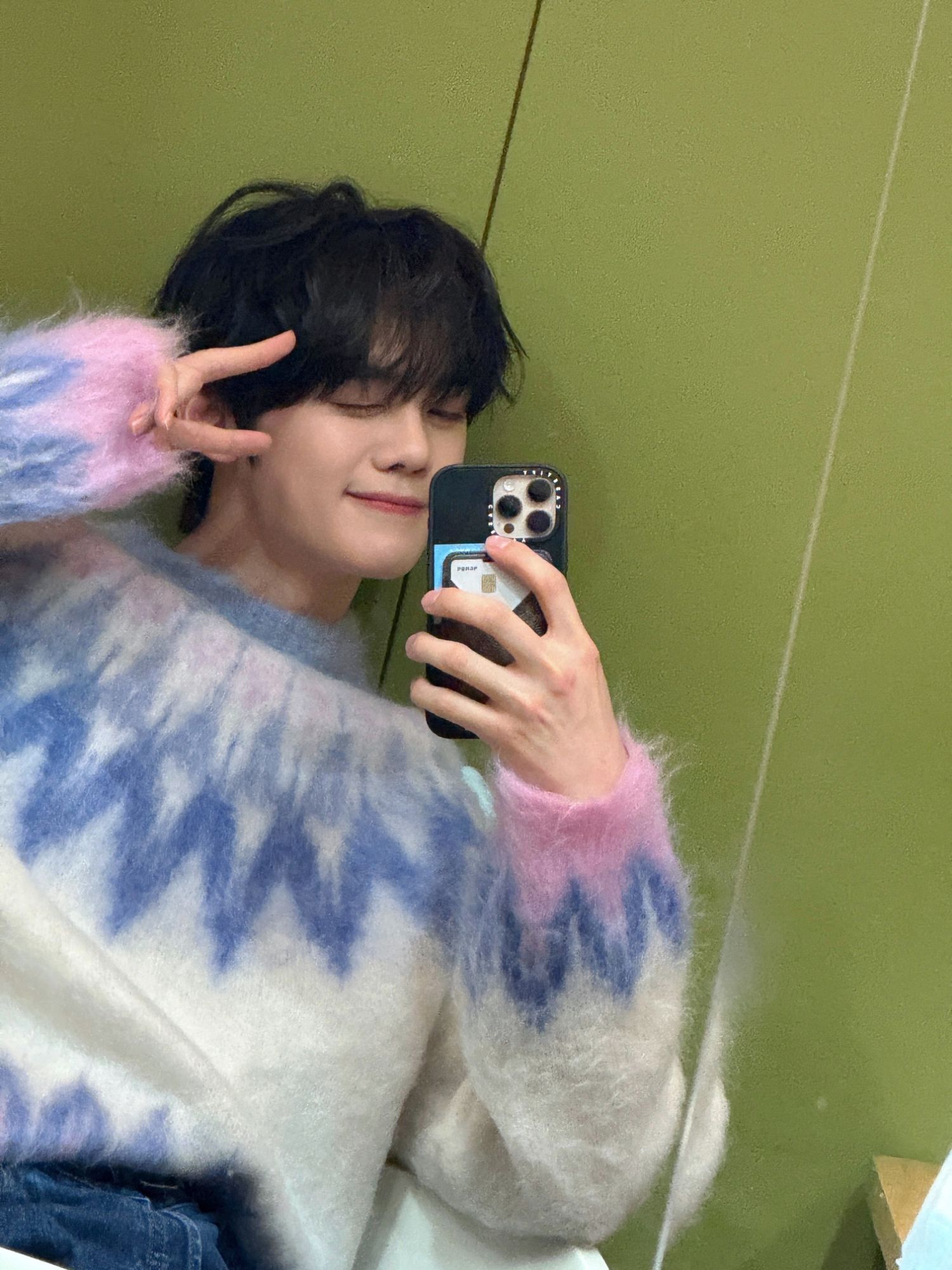 Latest photo of Kim Gyuvin (ZEROBASEONE)
