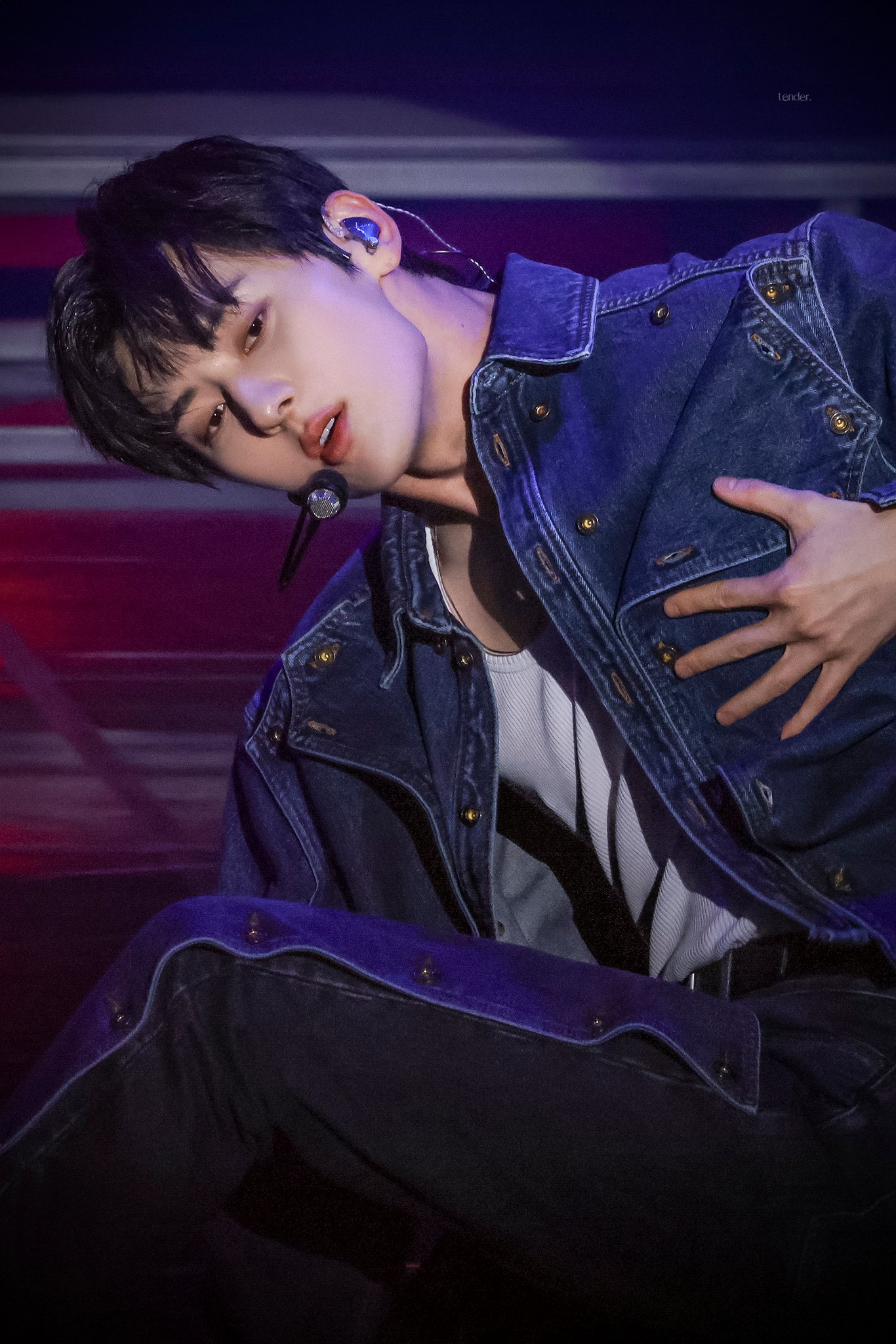 A moment captured by Hwang Minhyun's fan