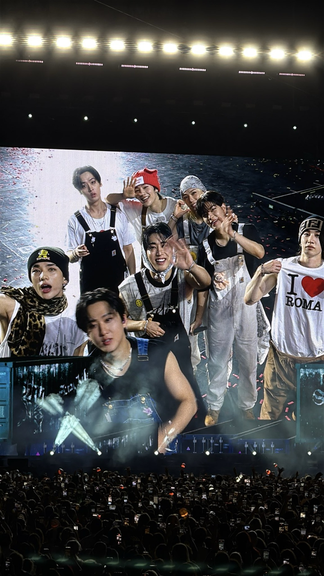 Today's most popular wallpaper in the Lee Know (Stray Kids) community