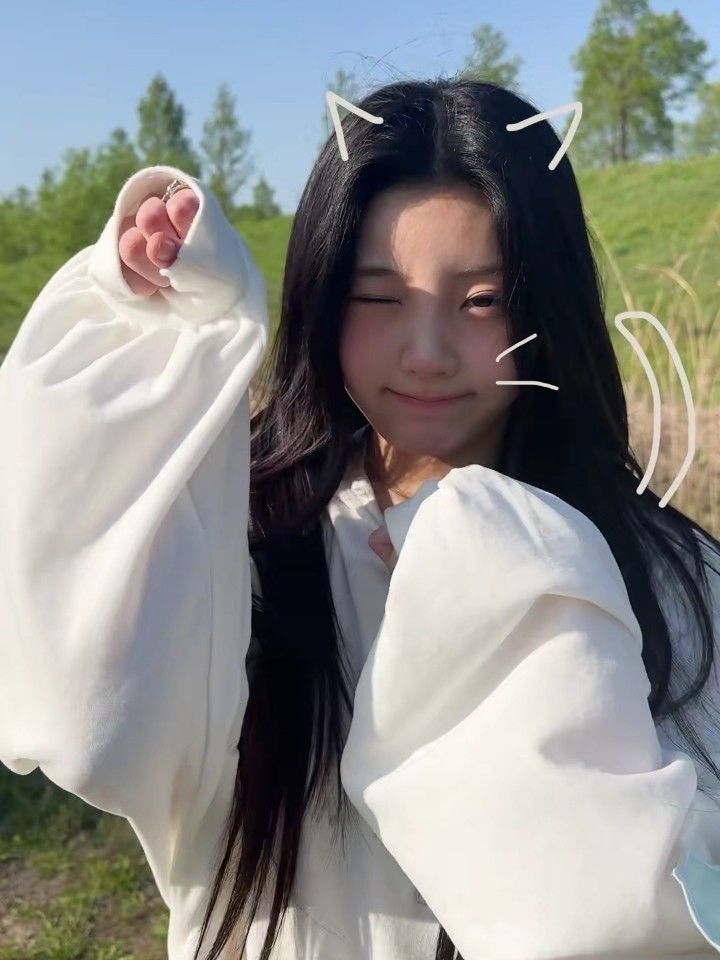 Behind-the-scenes cut of Wonhee (ILLIT)