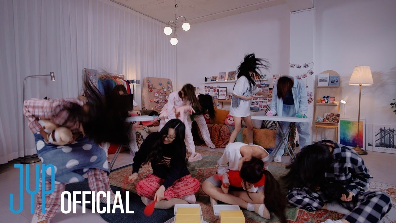 모모 (TWICE)의 비하인드 컷