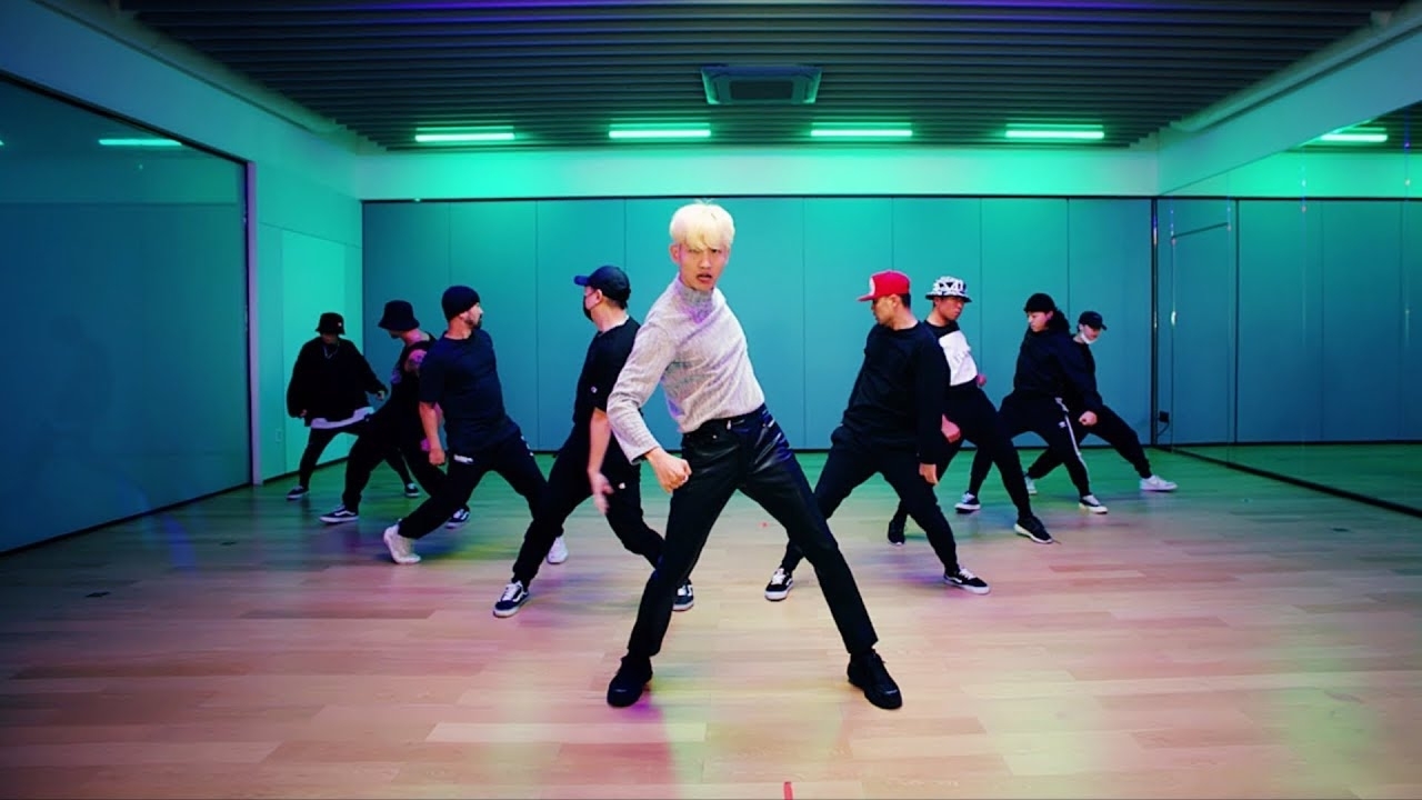 Behind-the-scenes cut of Max (TVXQ)