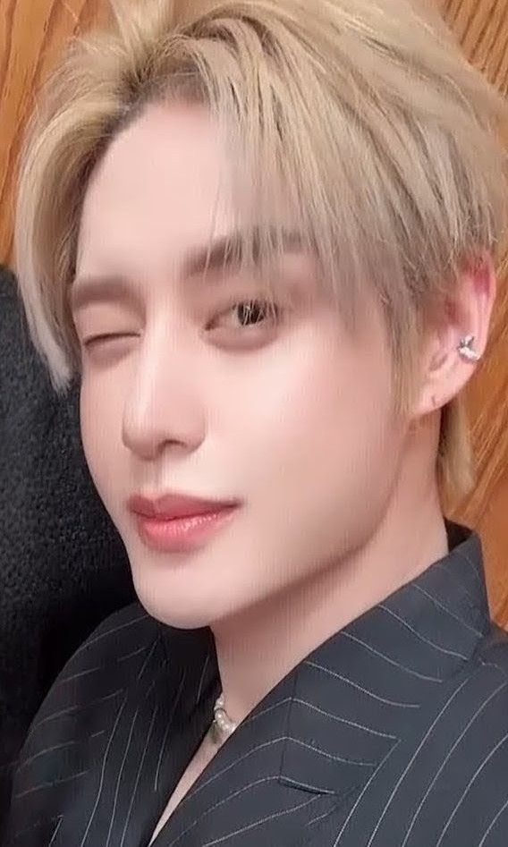 Today's most popular wallpaper in the Kim Jiwoong (ZEROBASEONE) community