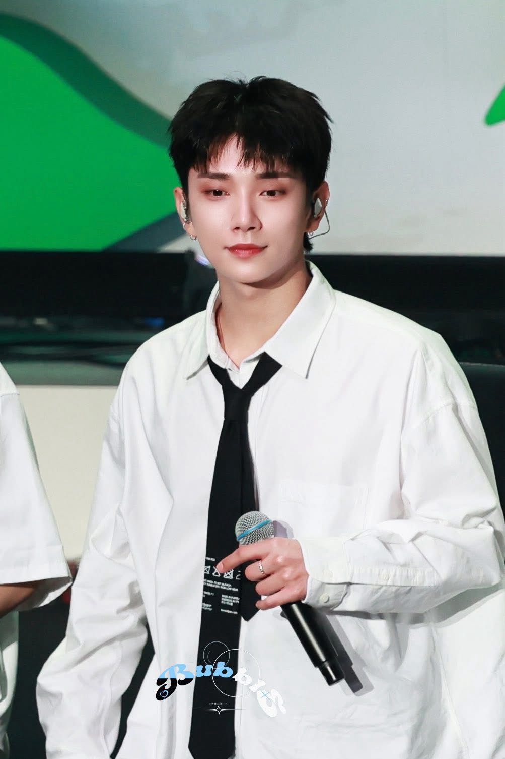 A moment captured by Joshua (SEVENTEEN)'s fan