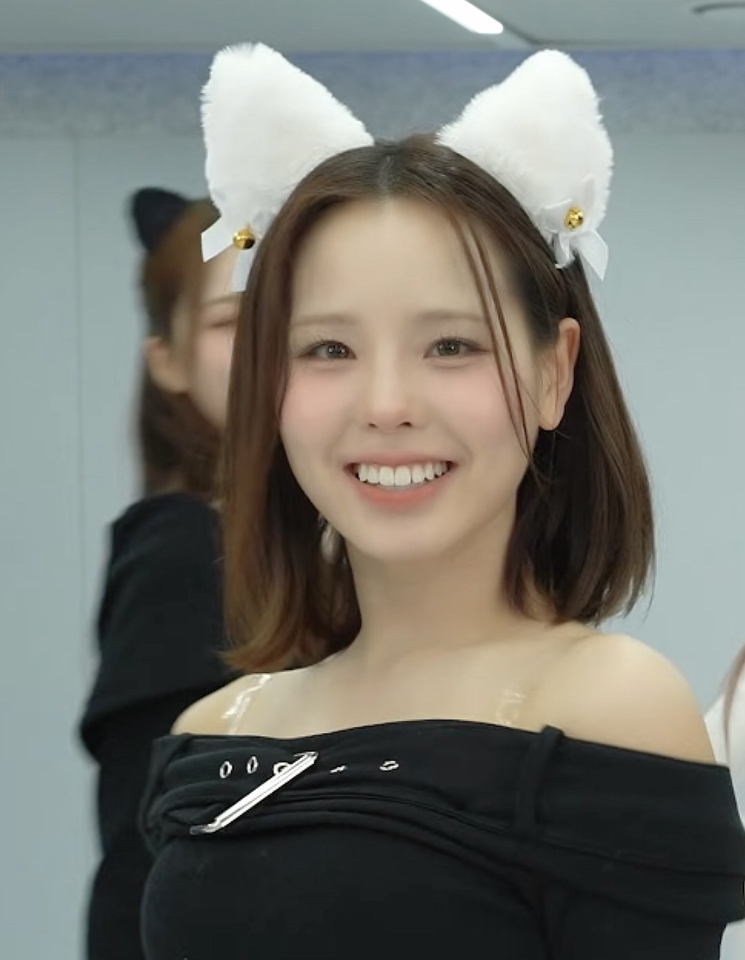 Behind-the-scenes cut of Mako (NiziU)