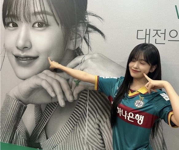 A moment captured by An Yujin (IVE)'s fan