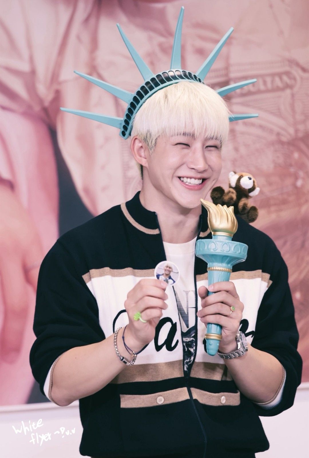 Foto aktivitas terbaru Jinjin (ASTRO)