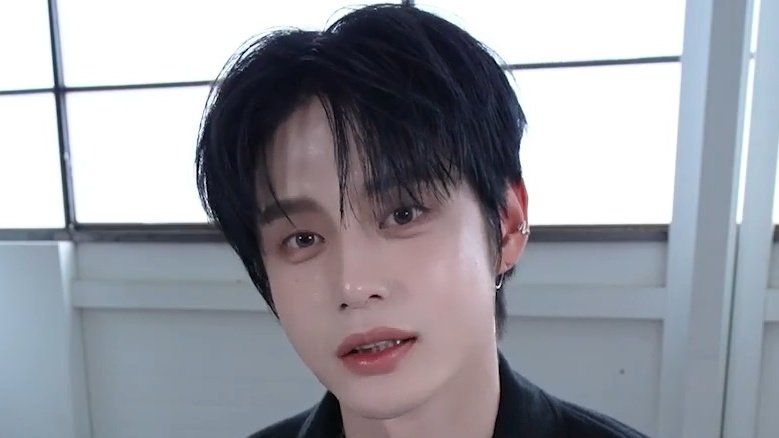 Behind-the-scenes cut of Kim Jiwoong (ZEROBASEONE)
