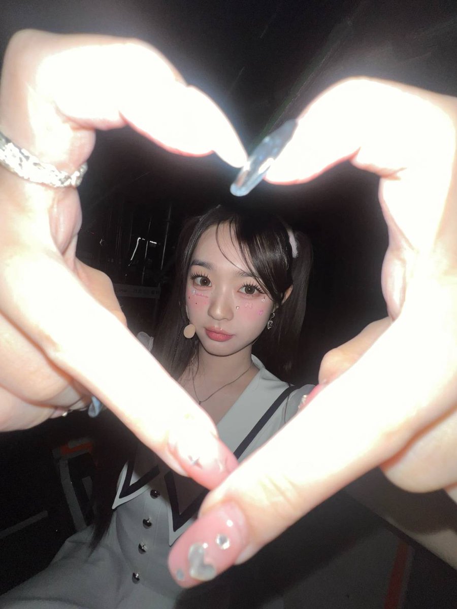 Behind-the-scenes cut of tripleS