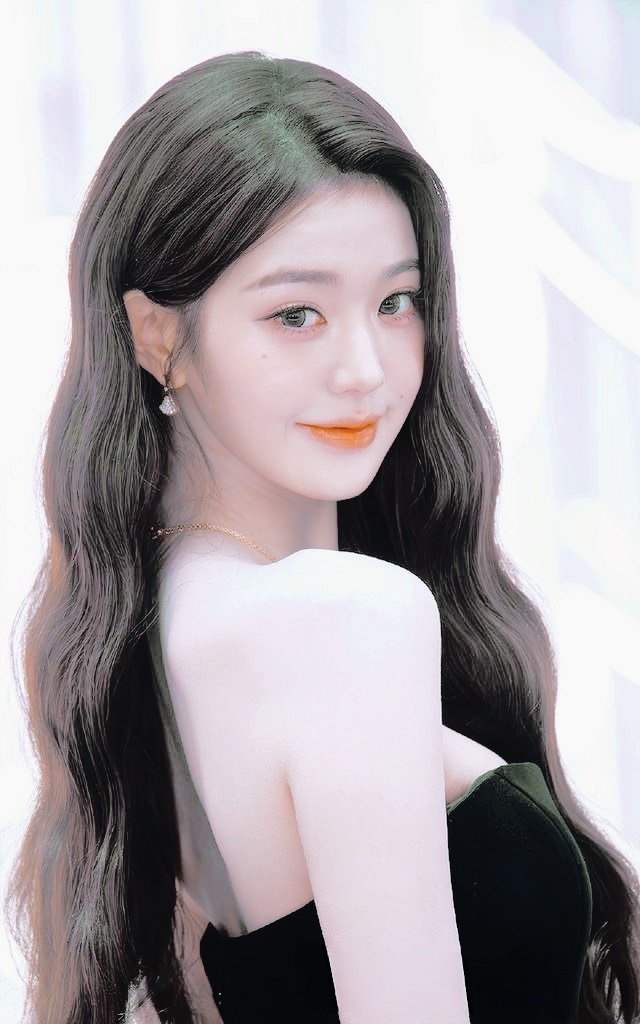 Latest photo of Jang Wonyoung (IVE)