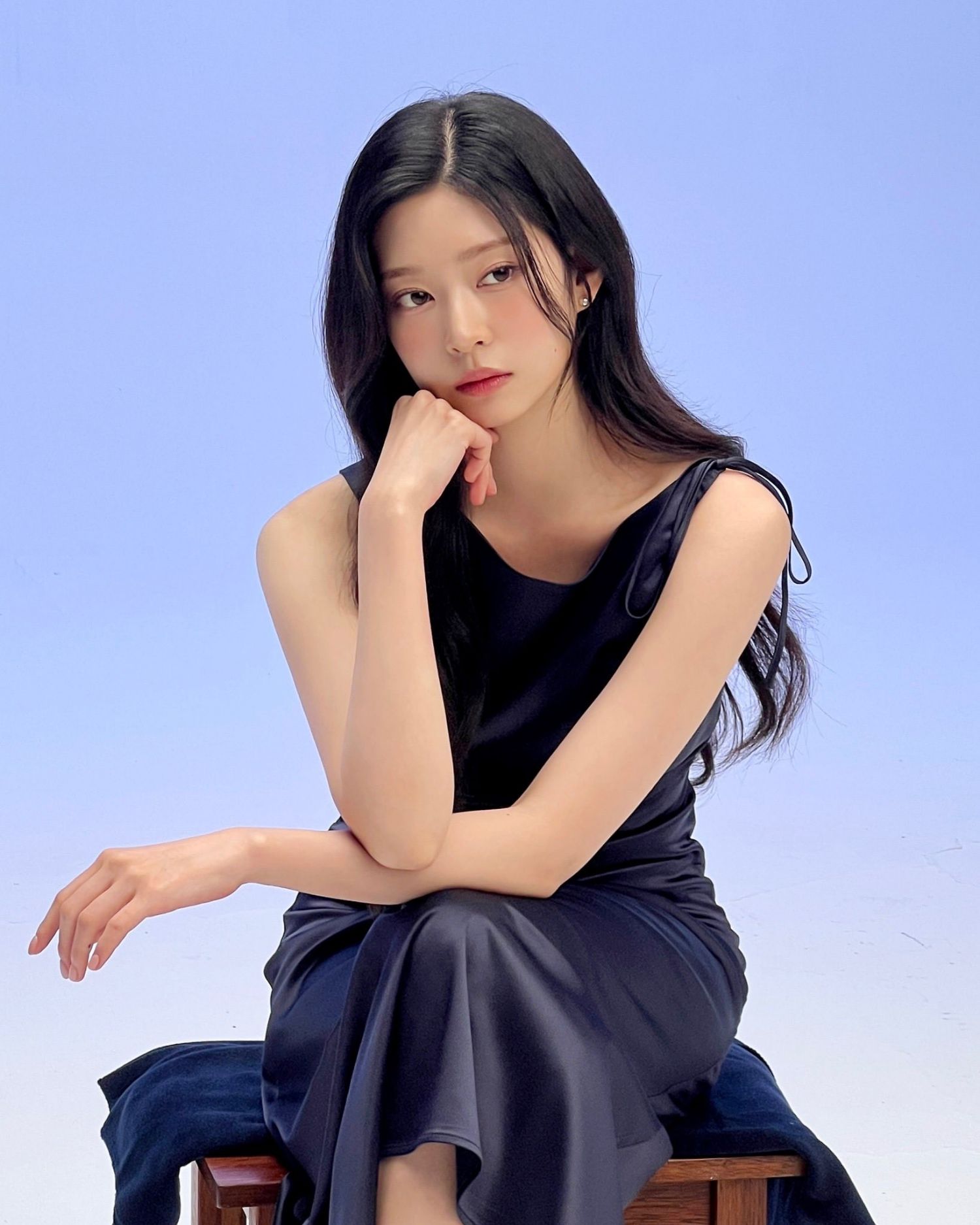 Behind-the-scenes cut of Kim Minju