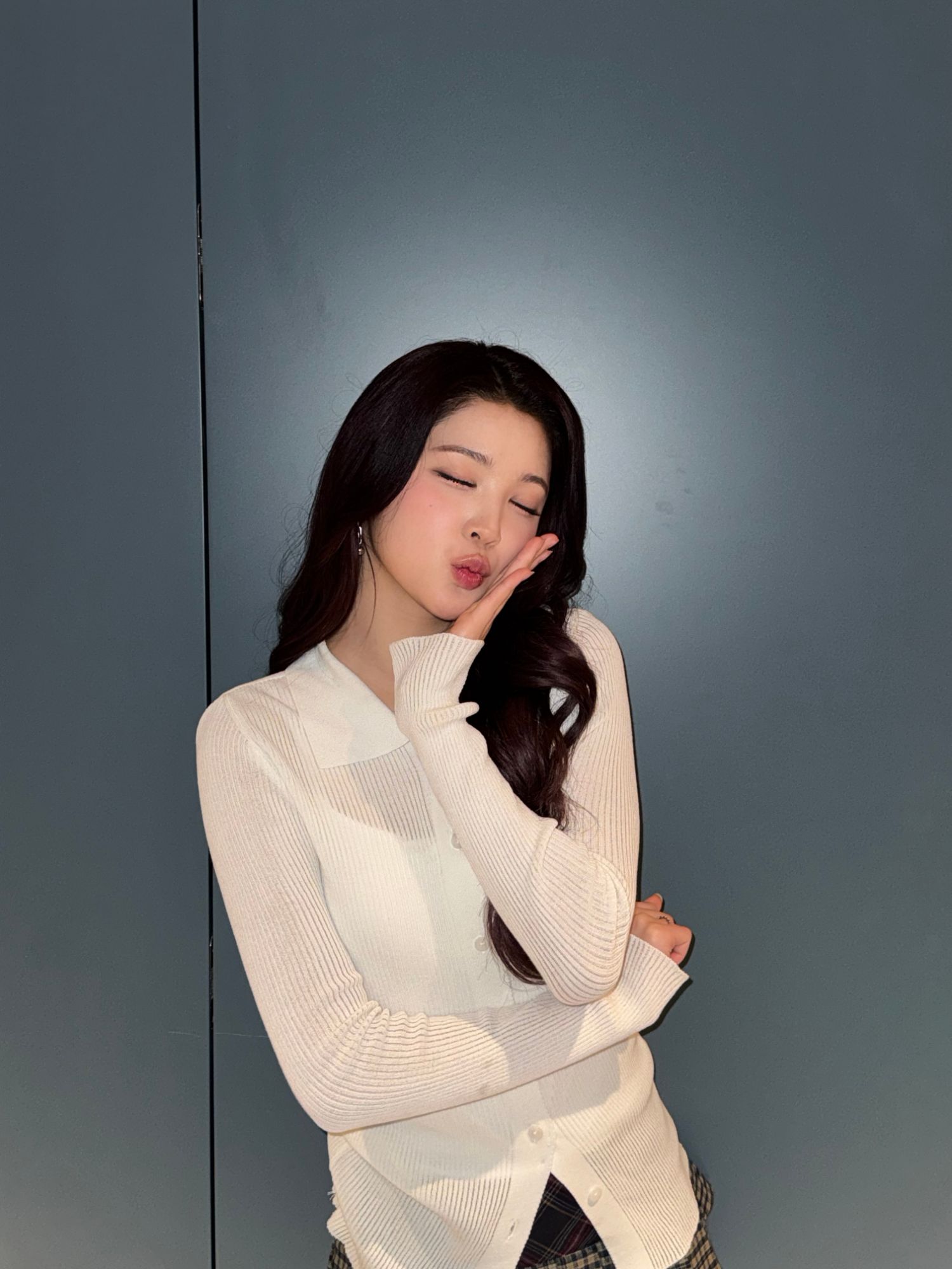 Behind-the-scenes cut of A-na (Hearts2Hearts)