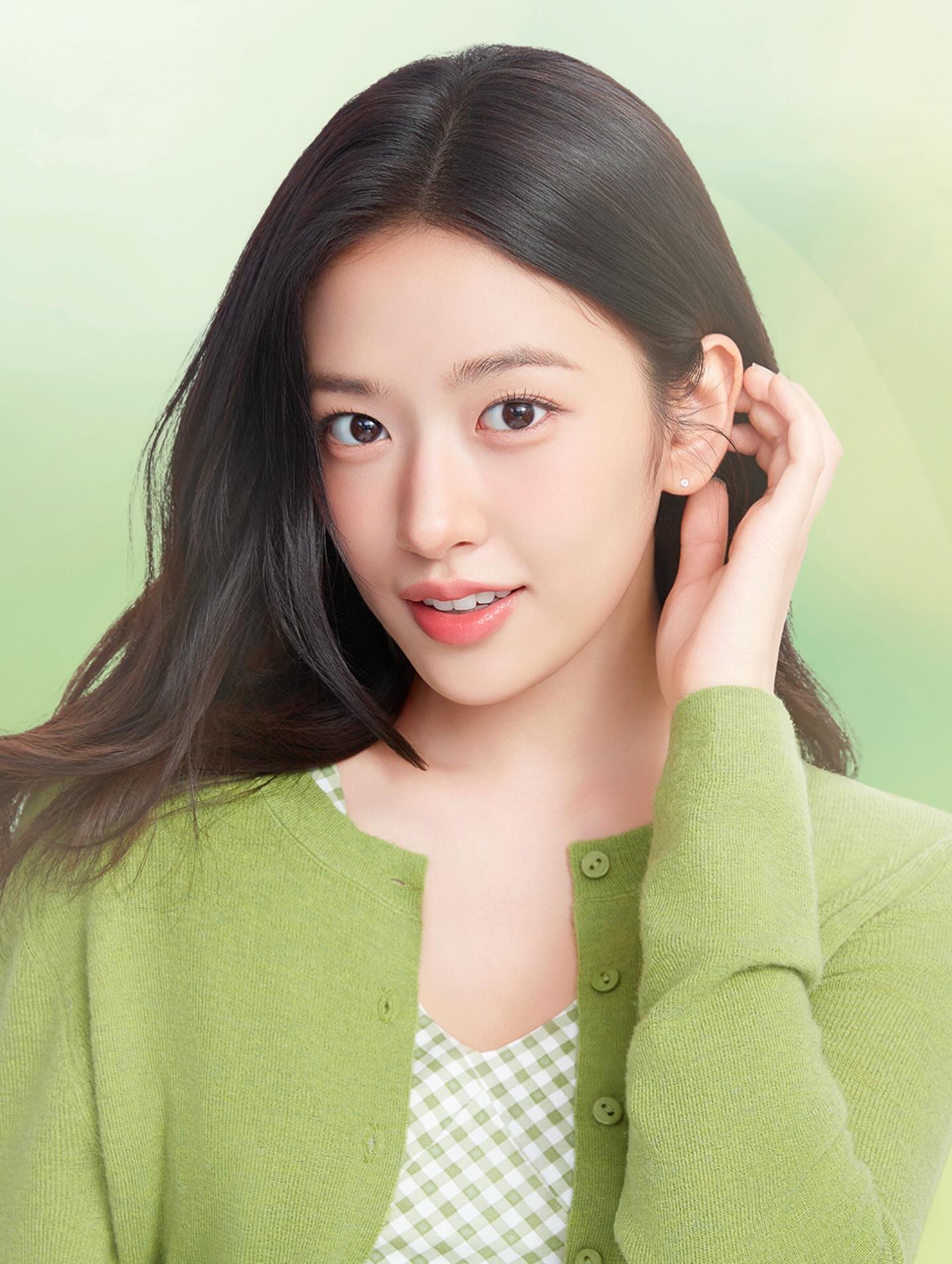 Recent activity shot of An Yujin (IVE)