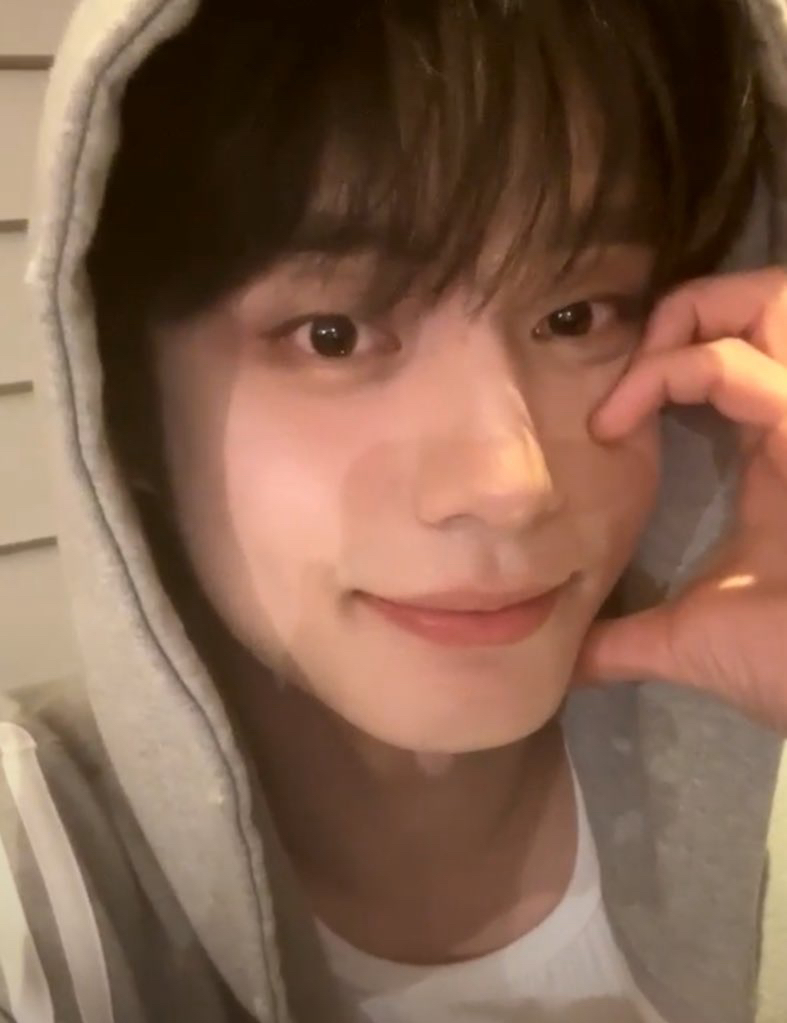 Recent activity shot of Kim Jiwoong (ZEROBASEONE)