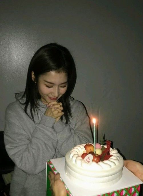 Foto aktivitas terbaru Sana (TWICE)