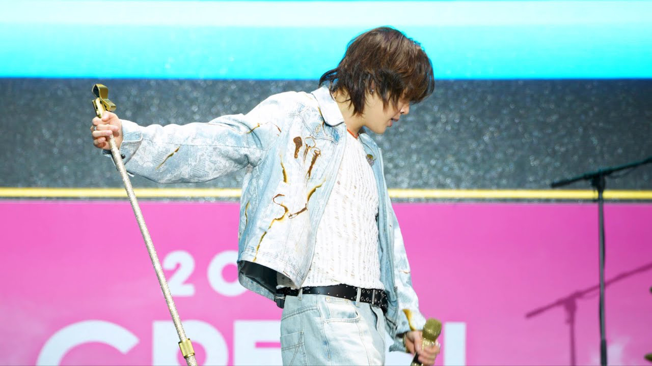 A moment captured by Ha Sungwoon's fan