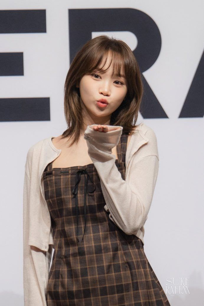 Latest photo of Kim Chaewon (LE SSERAFIM)