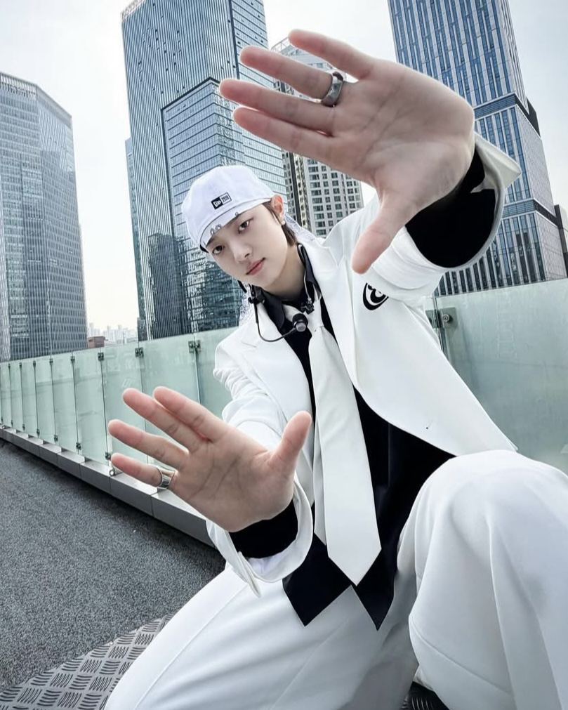 Behind-the-scenes cut of EJ (&TEAM)