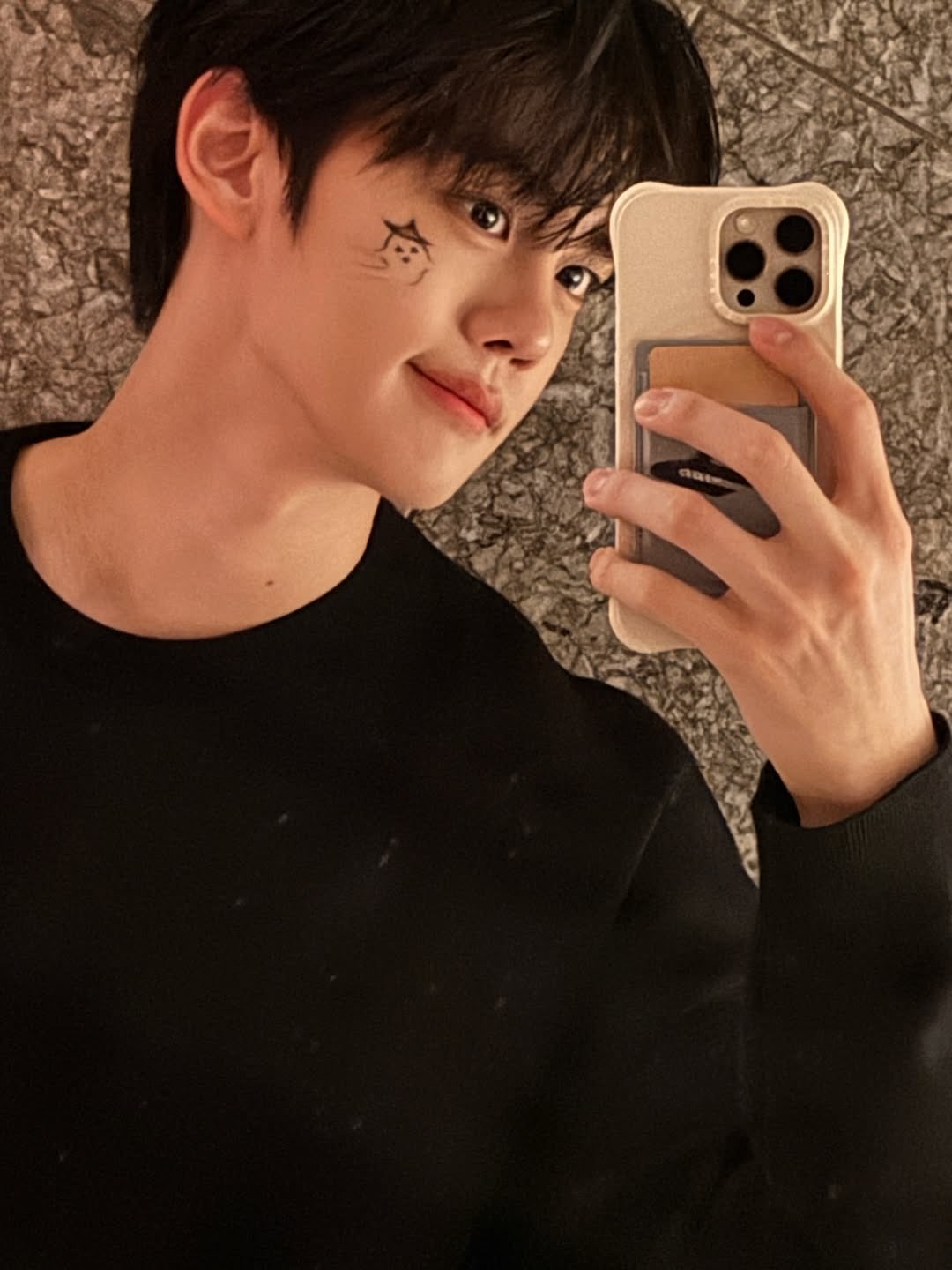 Latest photo of Kim Gyuvin (ZEROBASEONE)