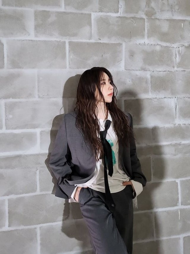 A moment captured by Lee Chaeyeon's fan