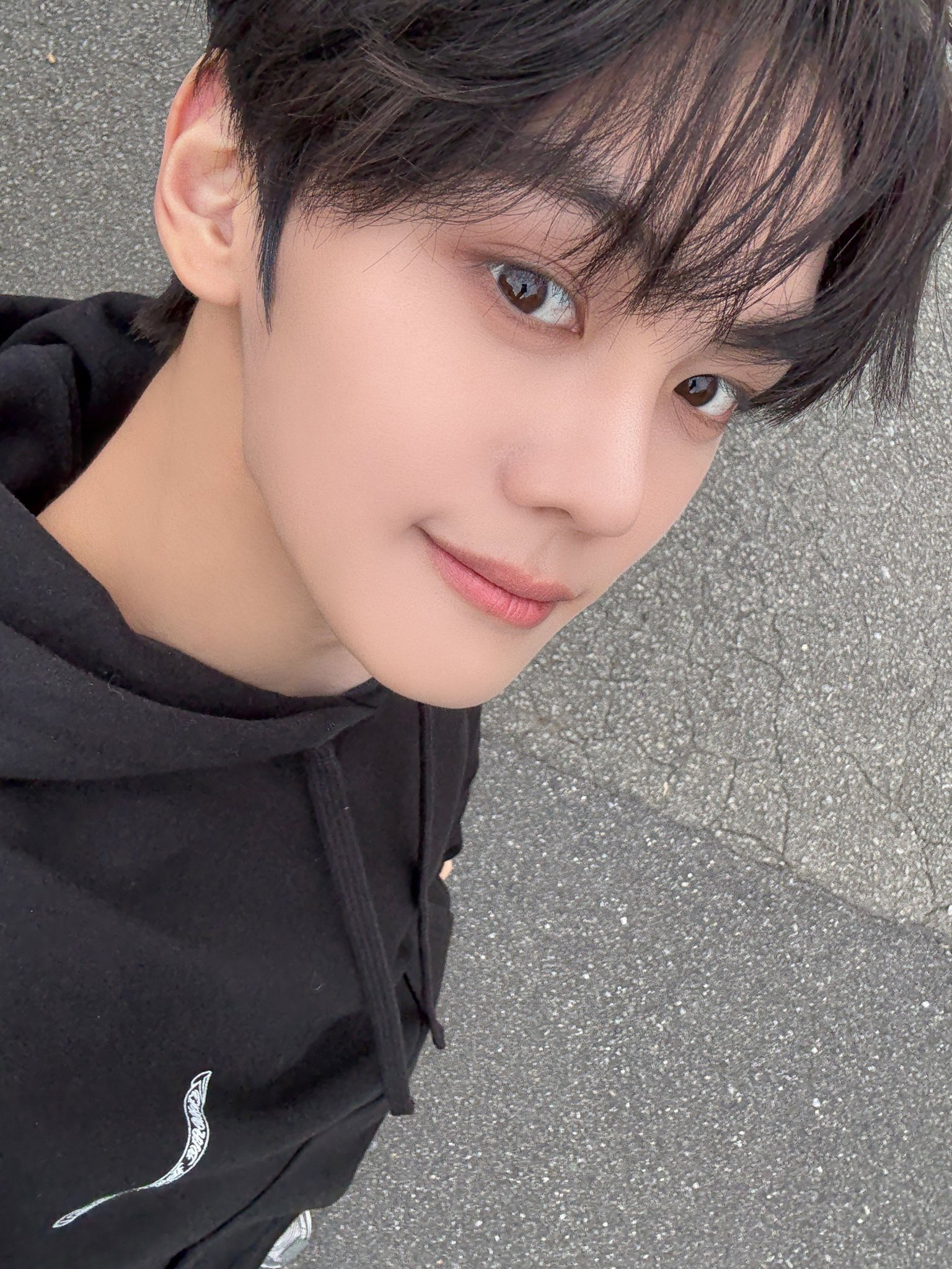 Recent activity shot of Kim Gyuvin (ZEROBASEONE)