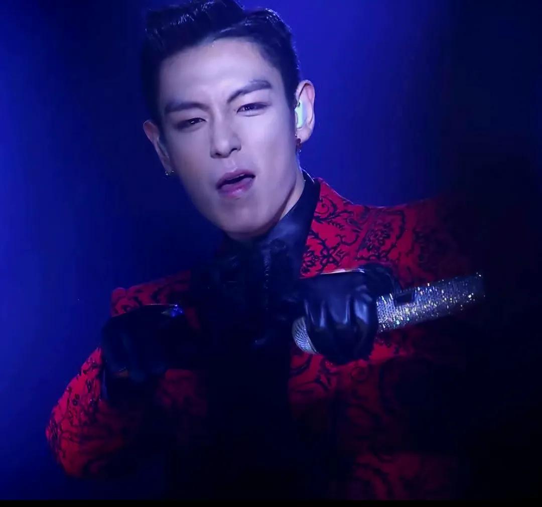 A moment captured by T.O.P's fan