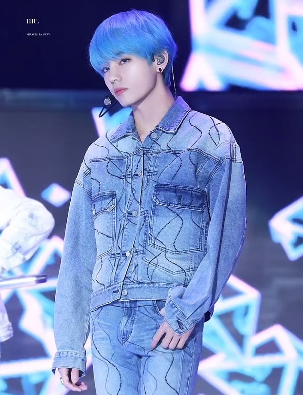 V (防弹少年团)的最新活动照片