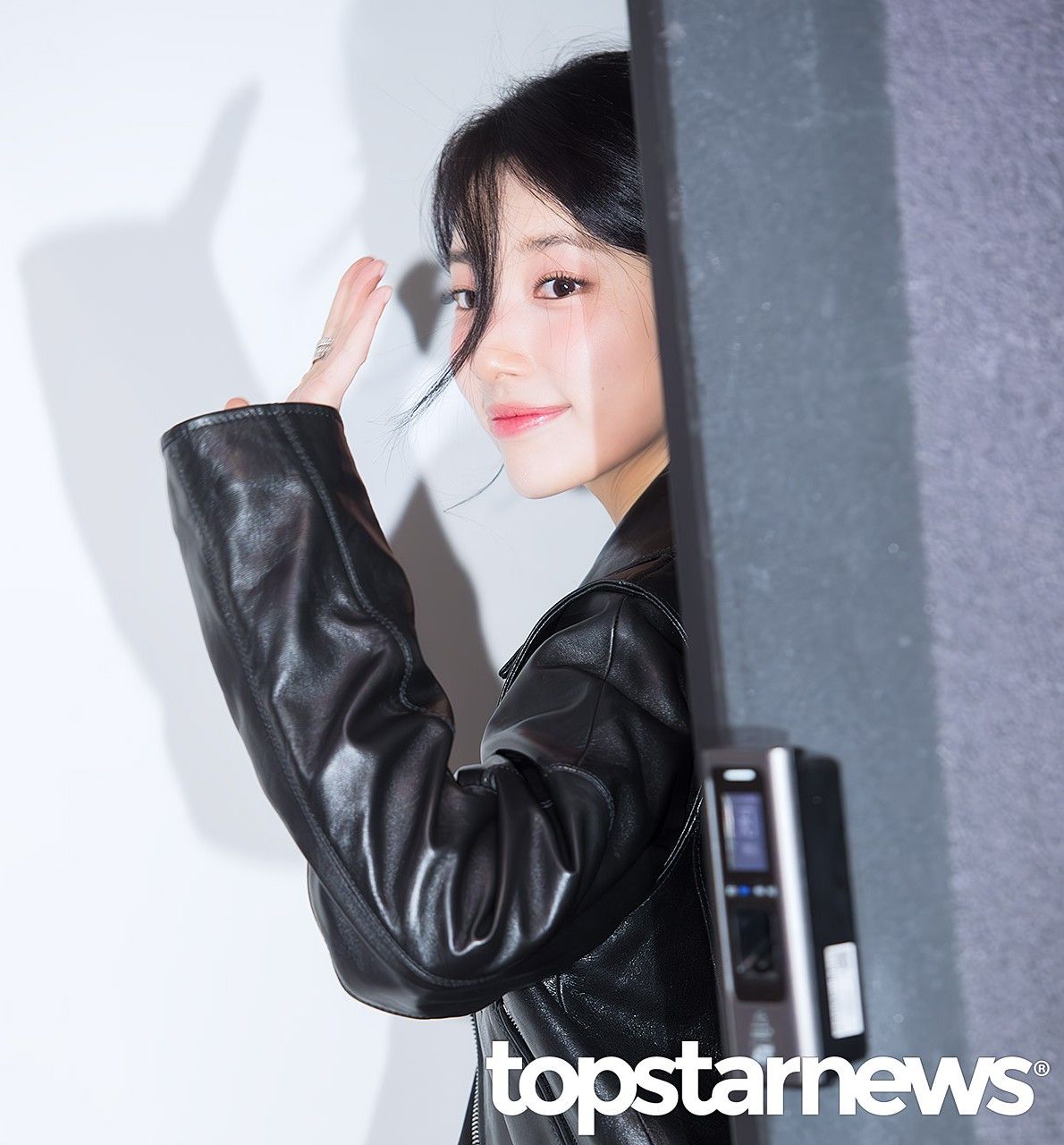 Behind-the-scenes cut of Suzy
