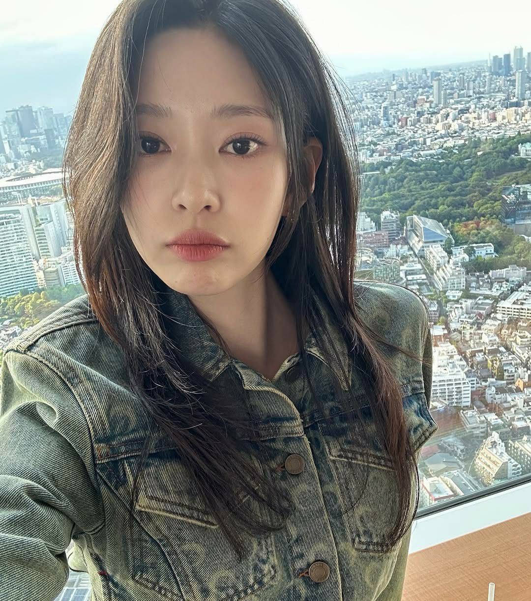 Behind-the-scenes cut of Kim Minju