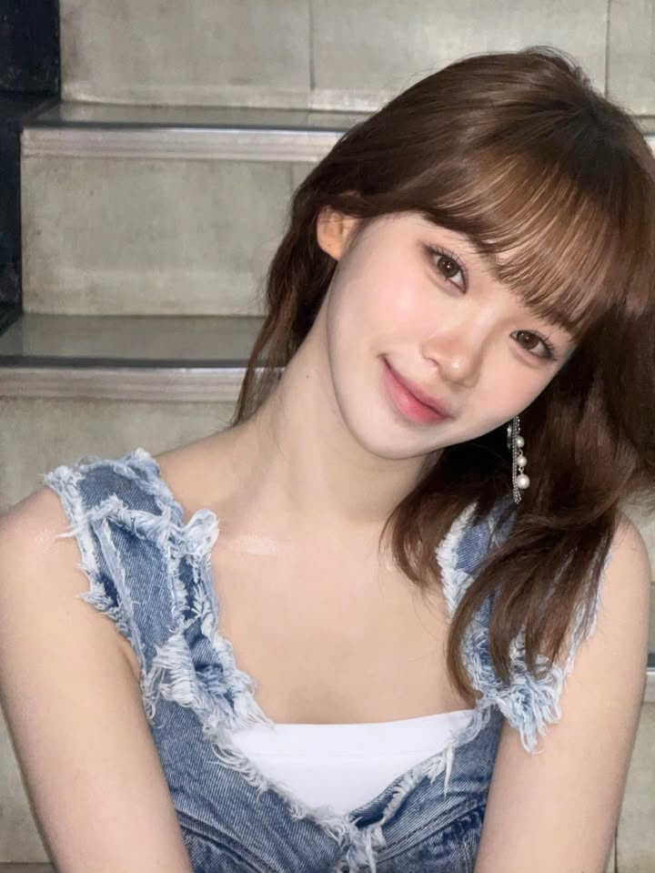 Latest photo of Kim Chaewon (LE SSERAFIM)