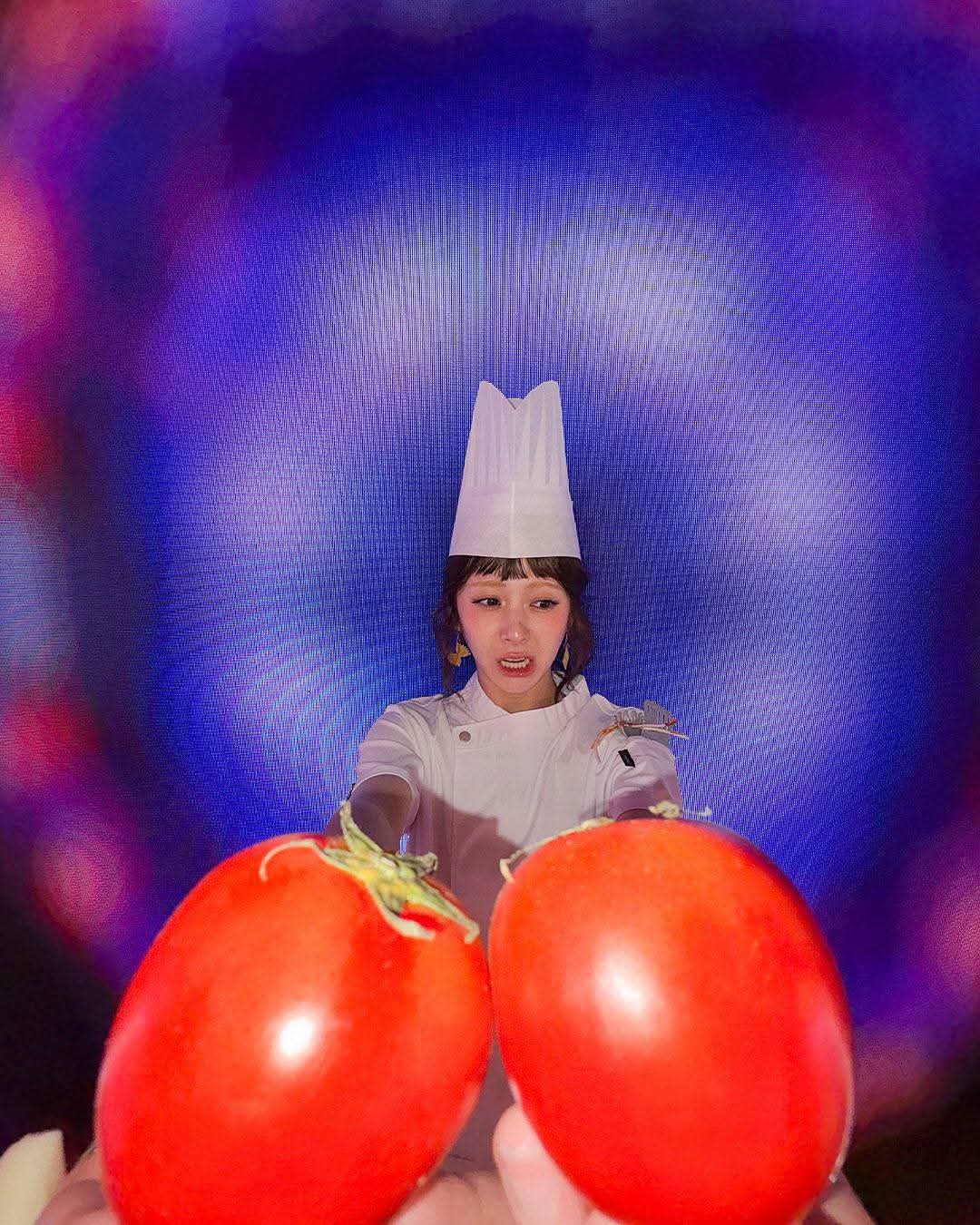 Latest photo of Huh Yunjin (LE SSERAFIM)