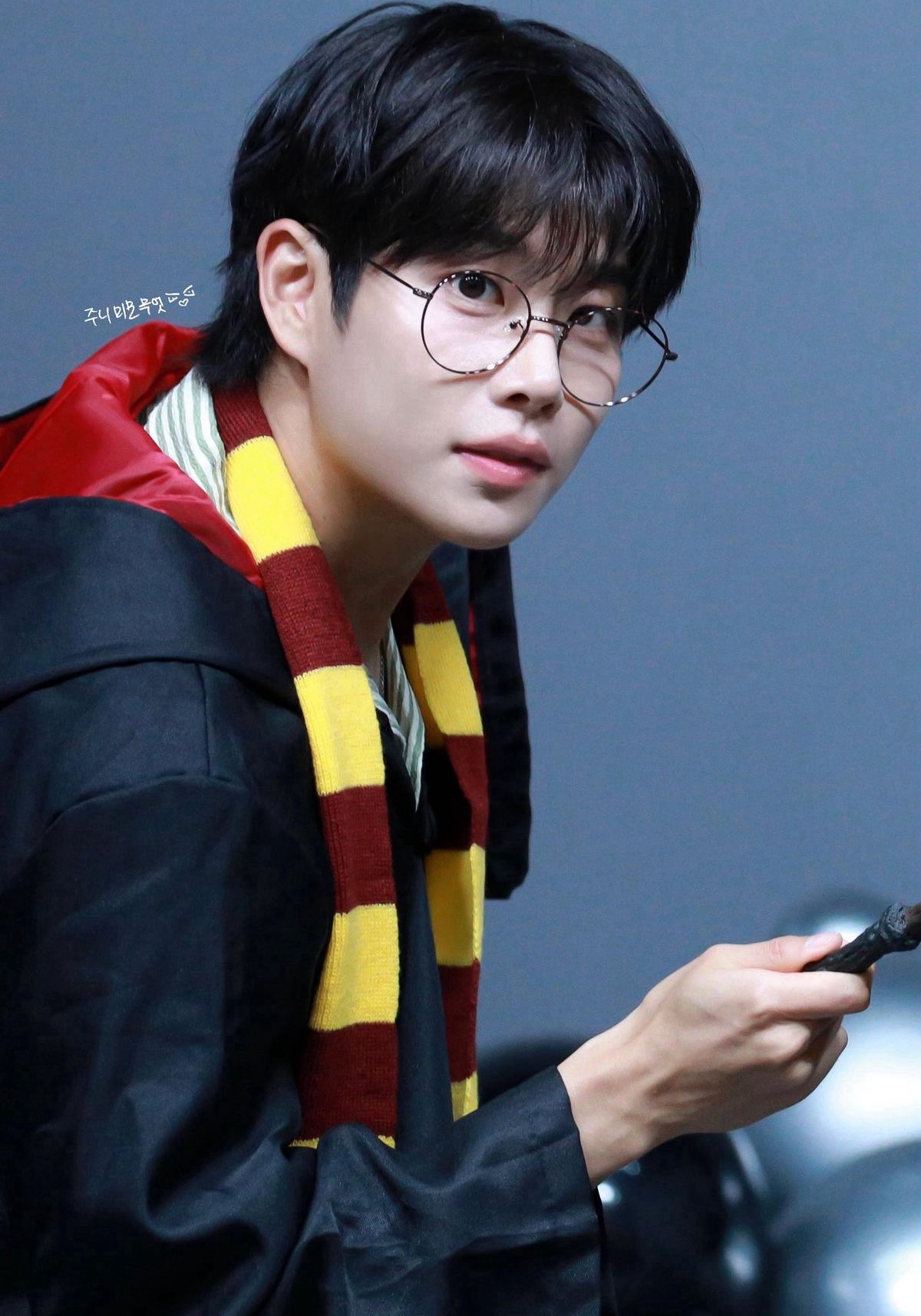 A moment captured by MJ (ASTRO)'s fan