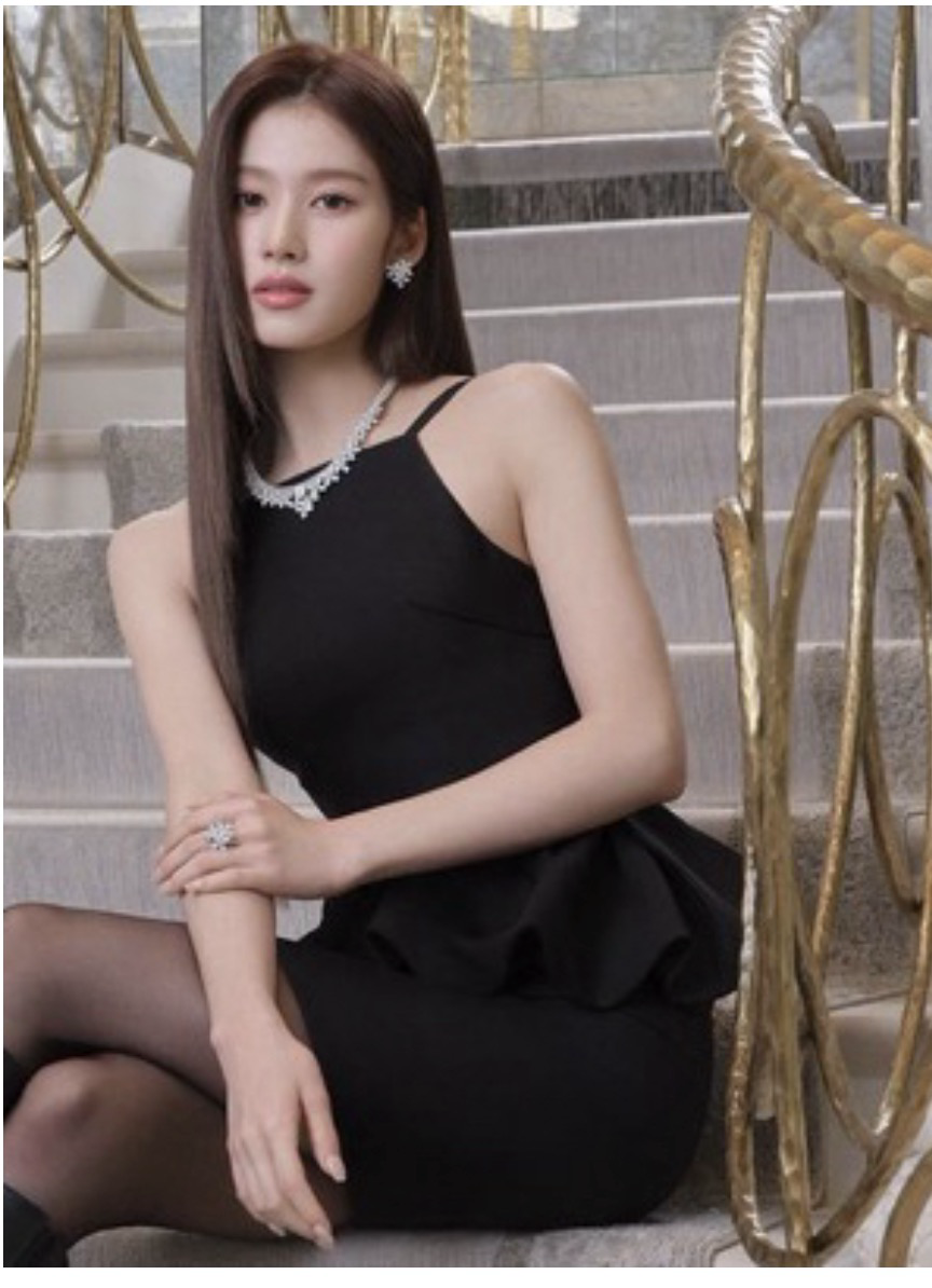 Latest photo of Sana (TWICE)