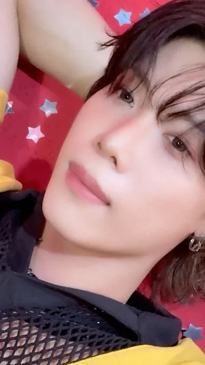 Behind-the-scenes cut of Robin (n.SSign)