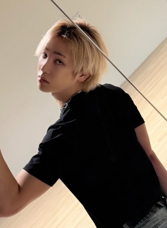 Behind-the-scenes cut of Hunter (Xikers)