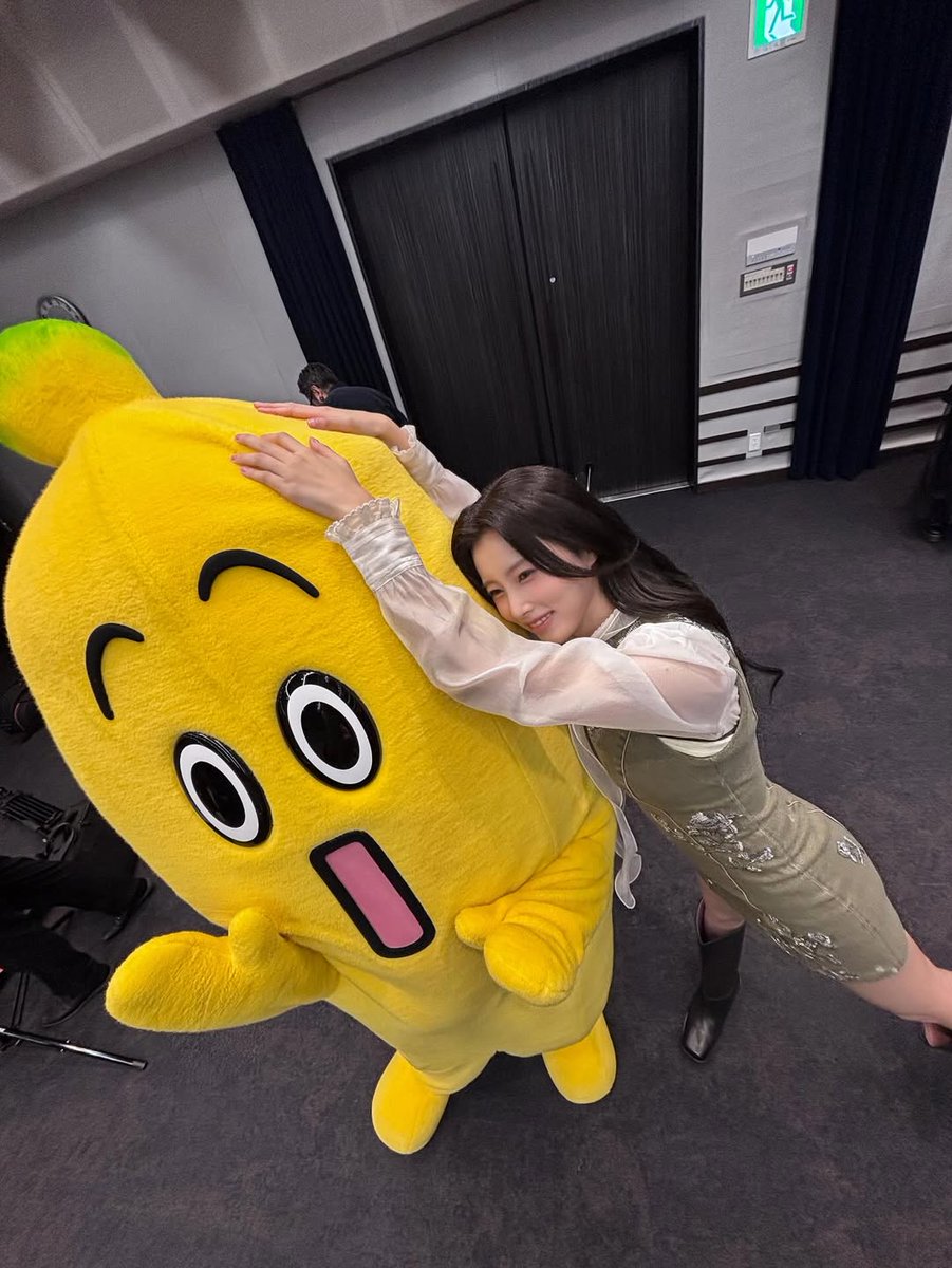 A moment captured by Kang Hyewon's fan