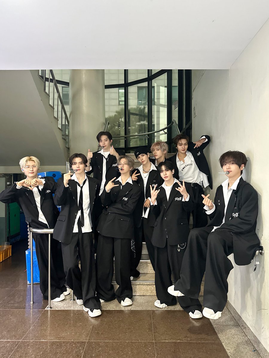 Behind-the-scenes cut of CRAVITY