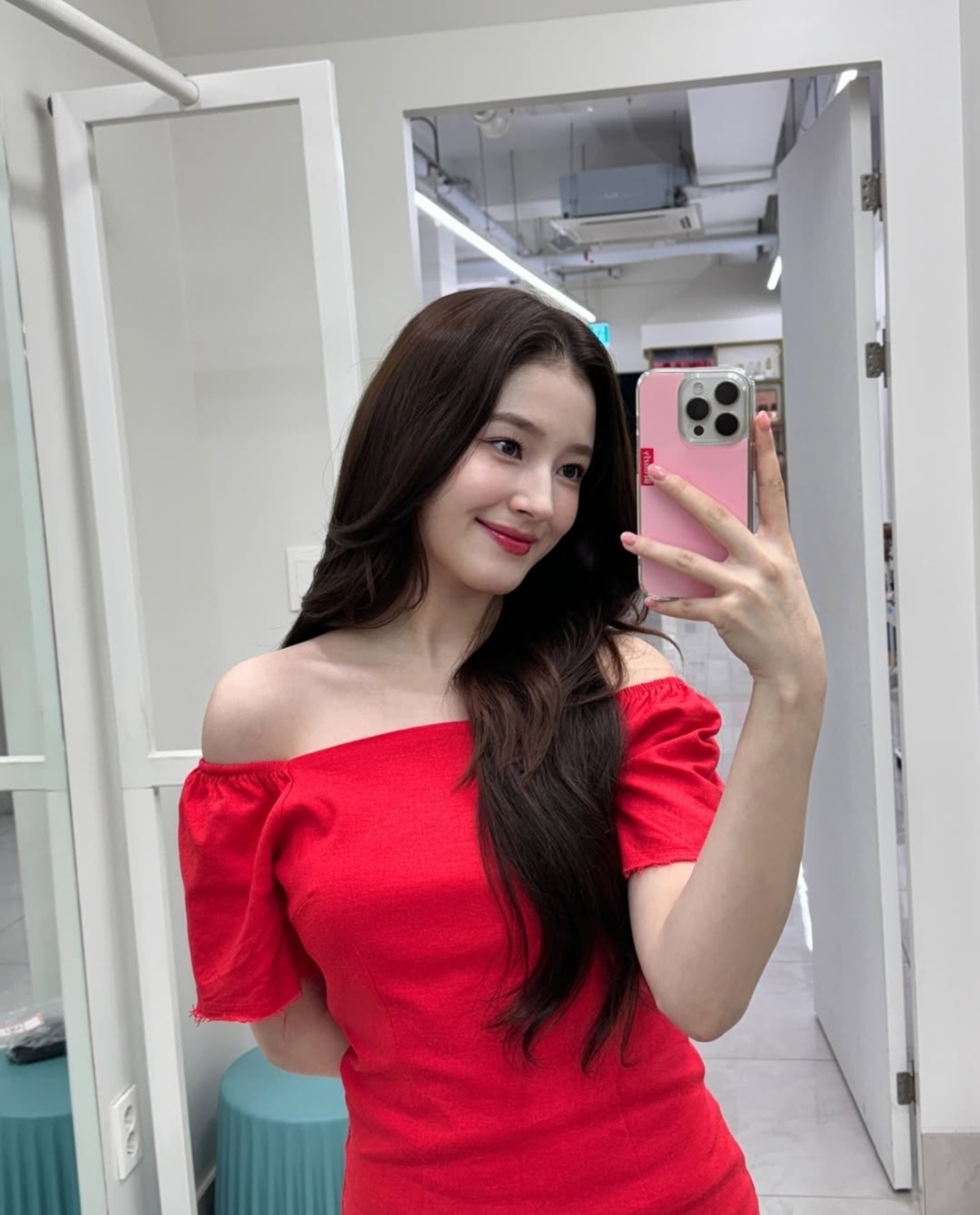 Behind-the-scenes cut of MOMOLAND