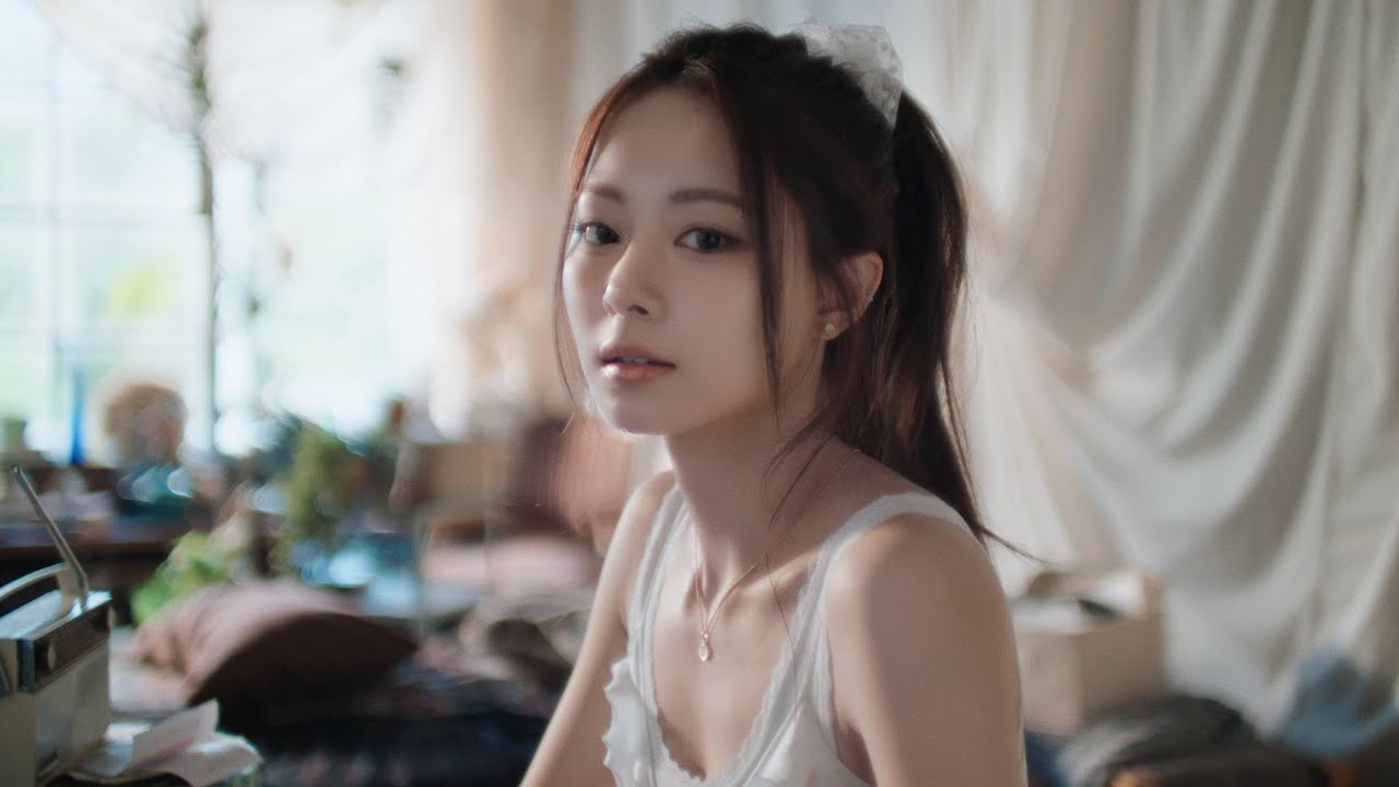 Behind-the-scenes cut of Momo (TWICE)