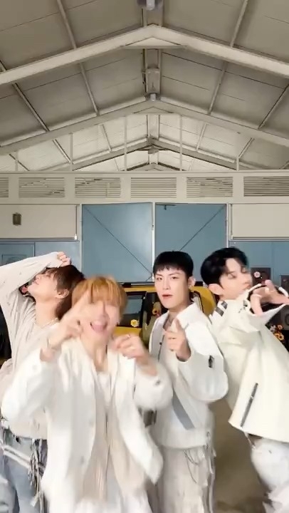A moment captured by AB6IX's fan