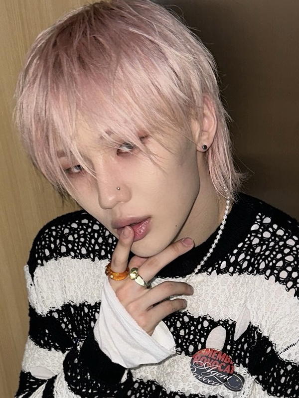 Behind-the-scenes cut of Junhyeok (TNX)