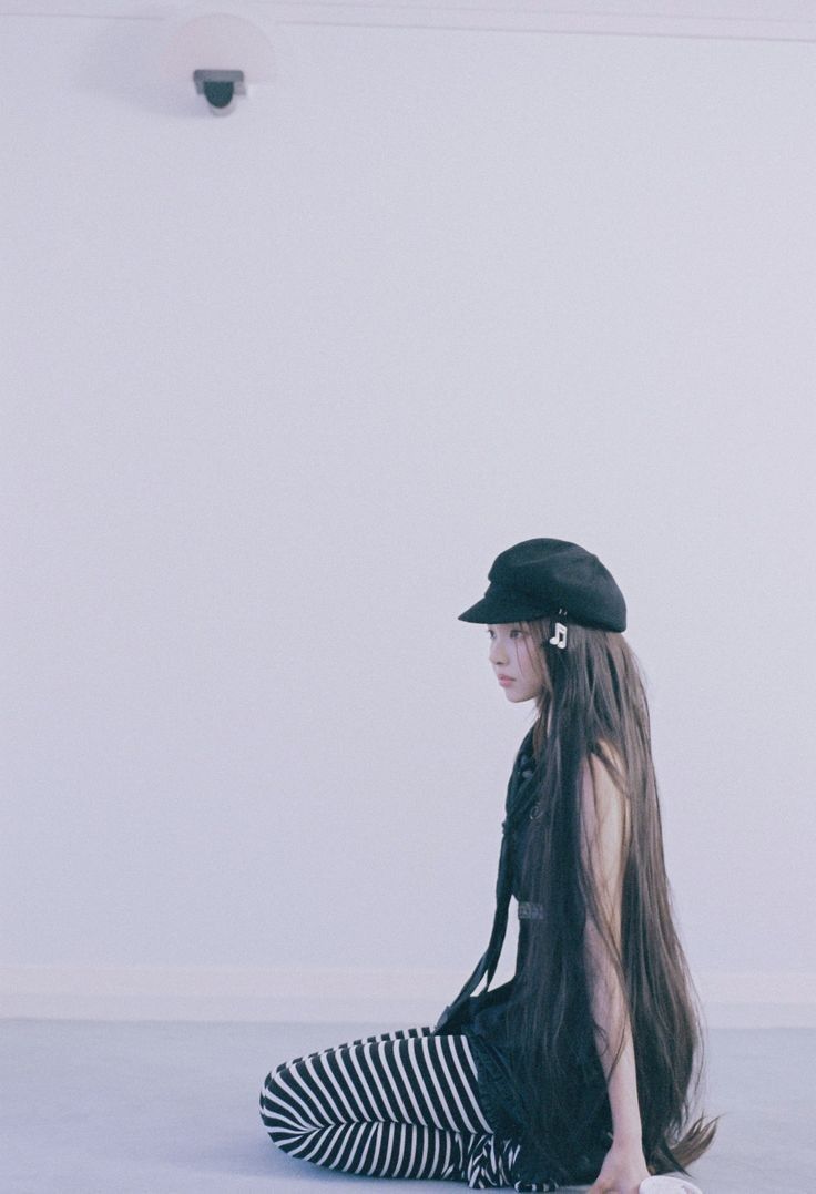 Behind-the-scenes cut of Yunah (ILLIT)
