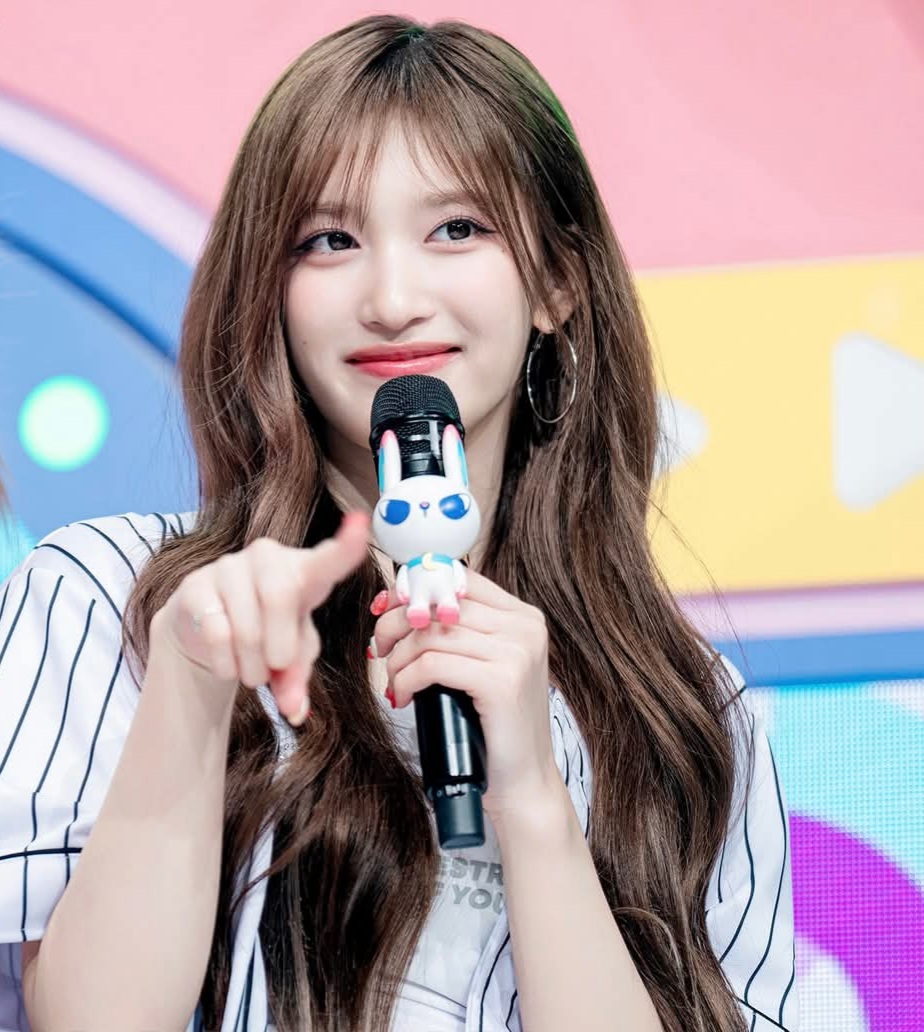 A moment captured by Leeseo (IVE)'s fan