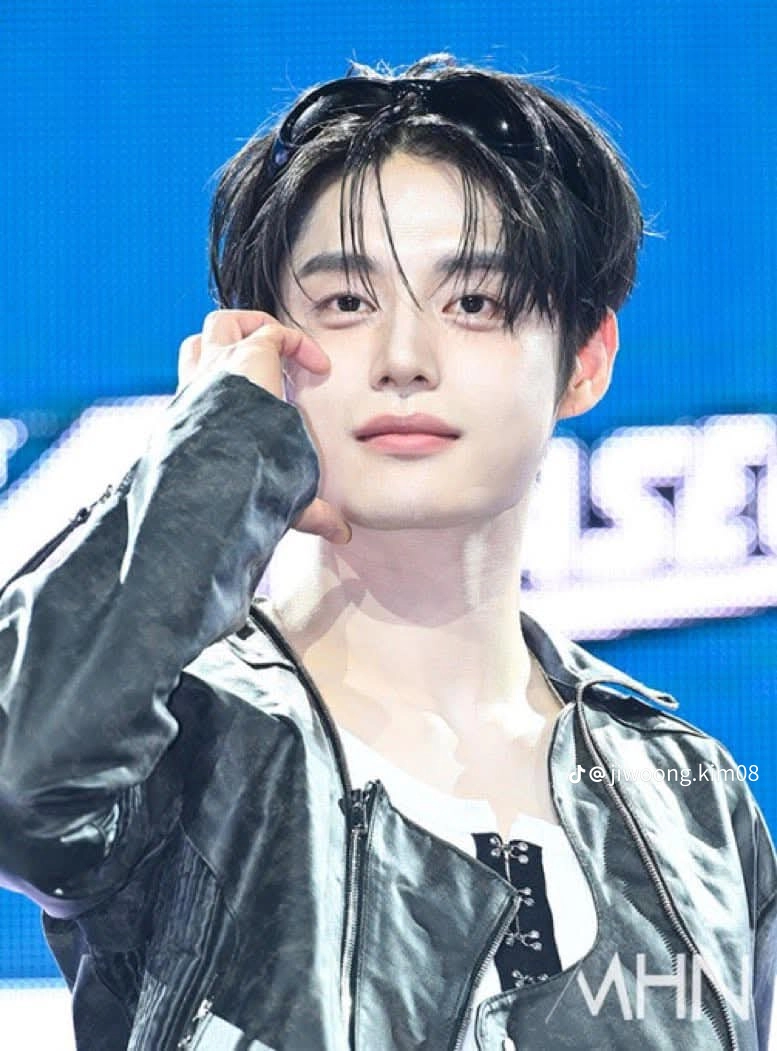 Latest photo of Kim Jiwoong (ZEROBASEONE)