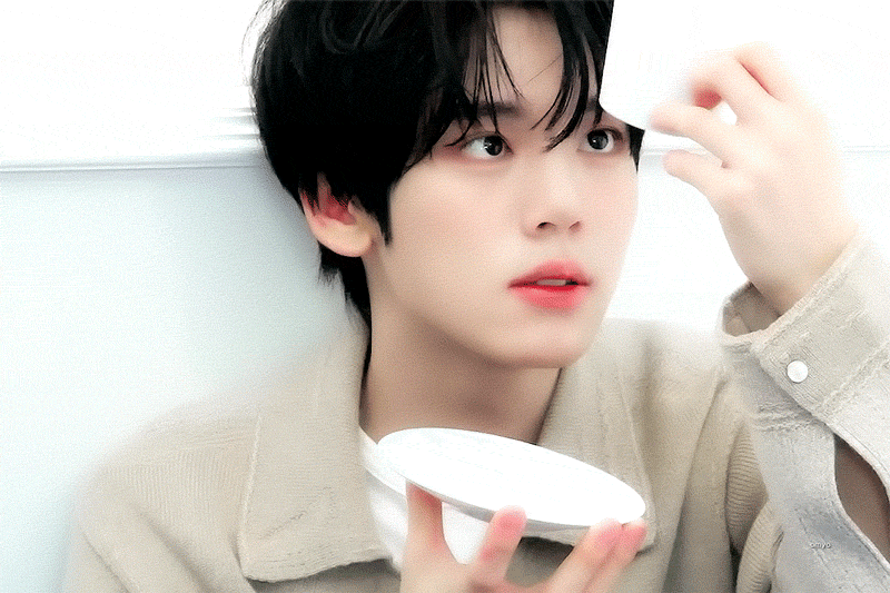 Recent activity shot of Han Yujin (ZEROBASEONE)