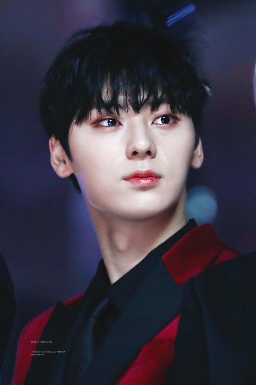 A moment captured by Hwang Minhyun's fan