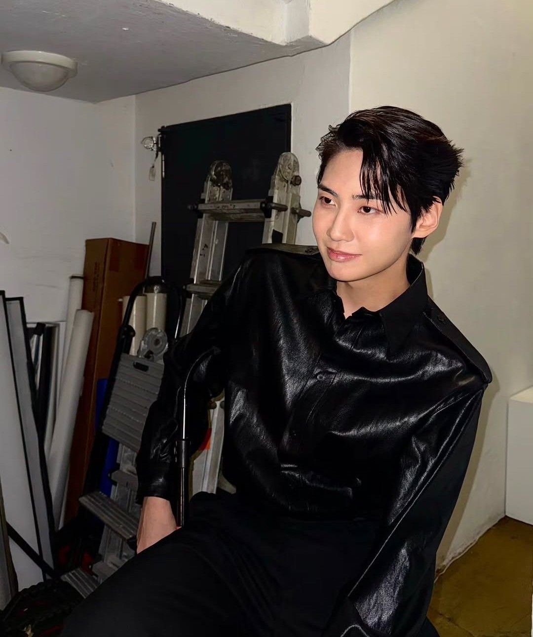 Behind-the-scenes cut of Lee Jinhyuk