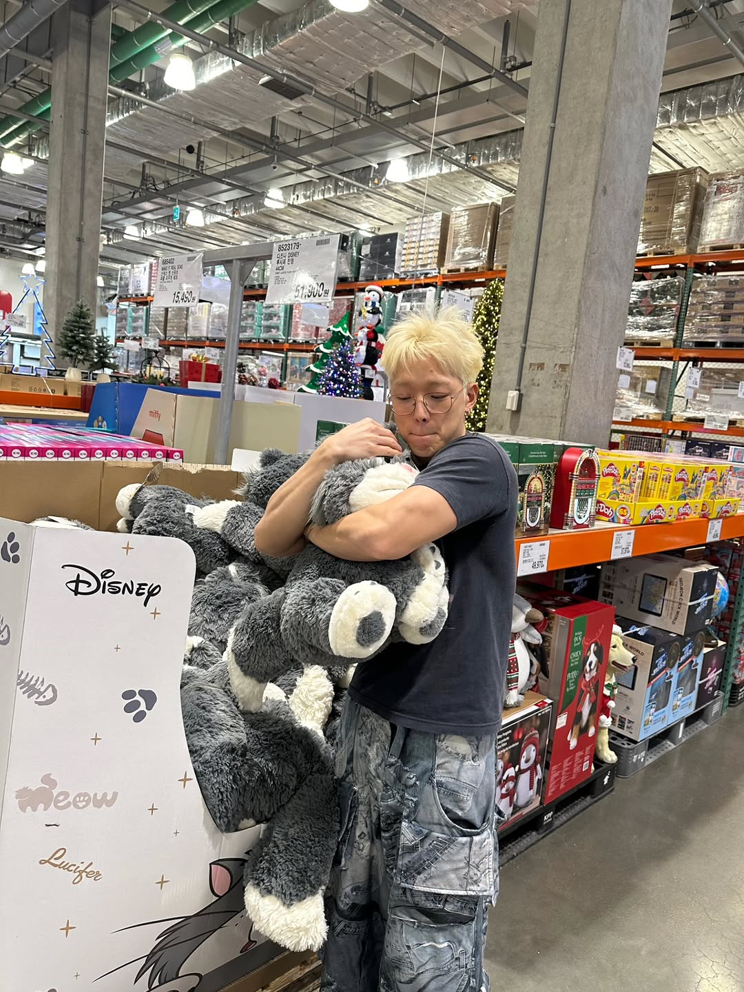 Recent activity shot of BOBBY (iKON)