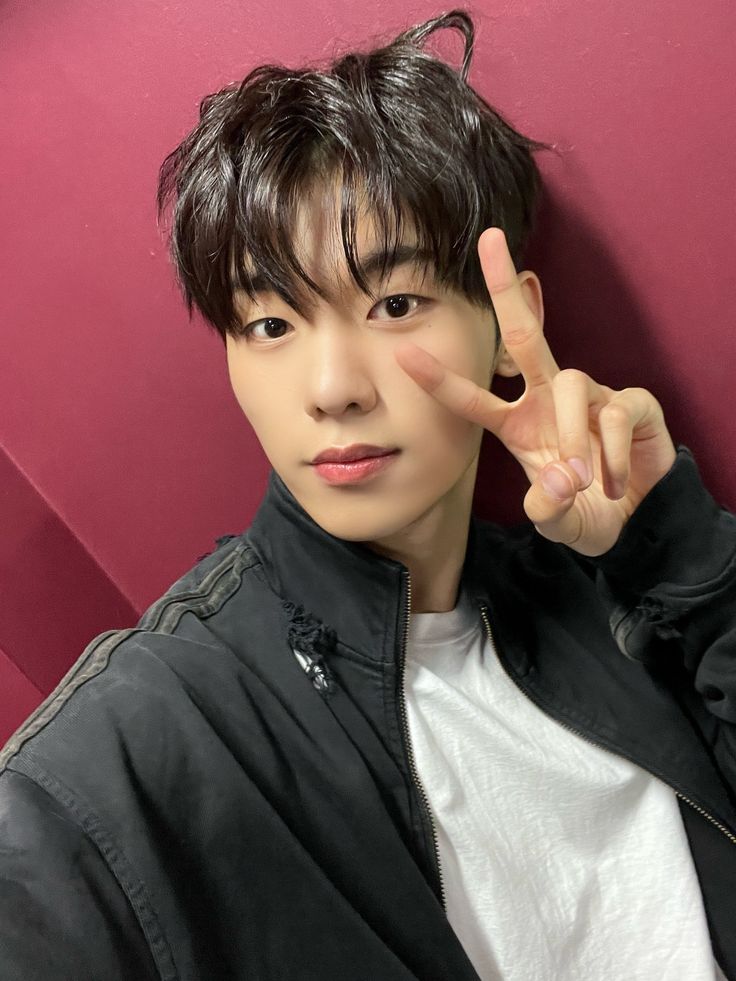 A moment captured by EVNNE's fan